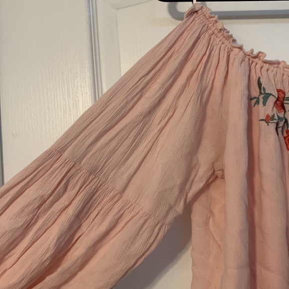 Light Pink Flowy Hollister Shirt With Flowers - Picture 3 of 9